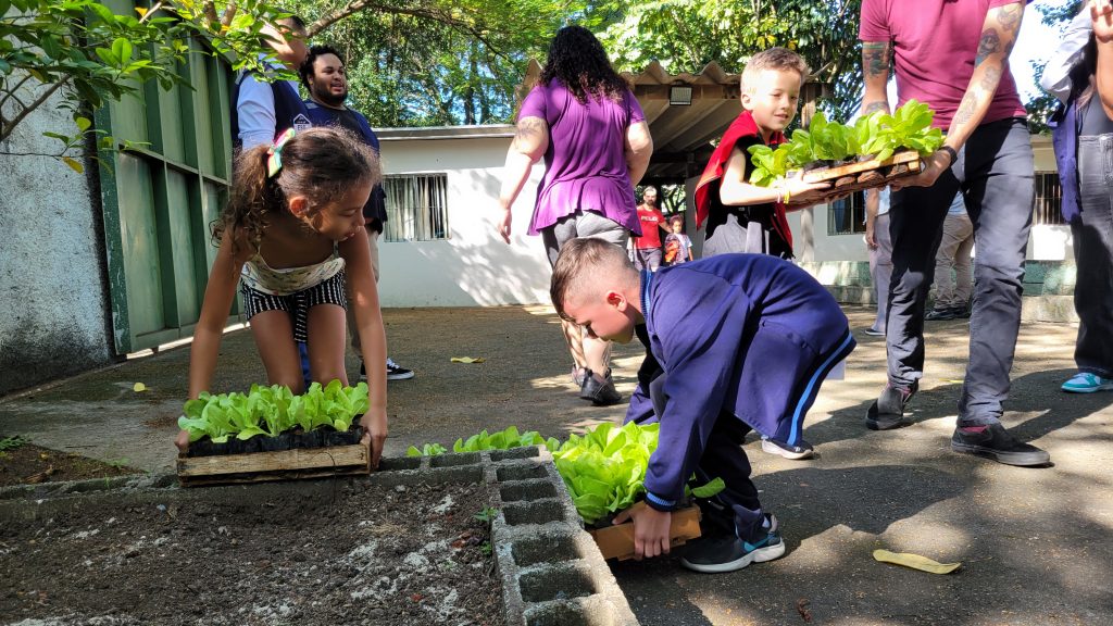 Grupo FAMBRAS se une a escola de São Paulo para plantio de mudas em celebração ao Dia Mundial da Terra