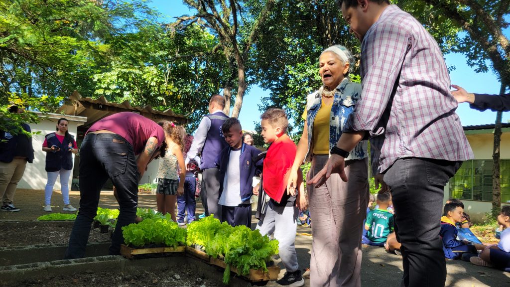 Grupo FAMBRAS se une a escola de São Paulo para plantio de mudas em celebração ao Dia Mundial da Terra