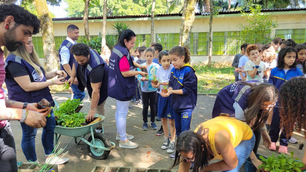 Grupo FAMBRAS se une a escola de São Paulo para plantio de mudas em celebração ao Dia Mundial da Terra