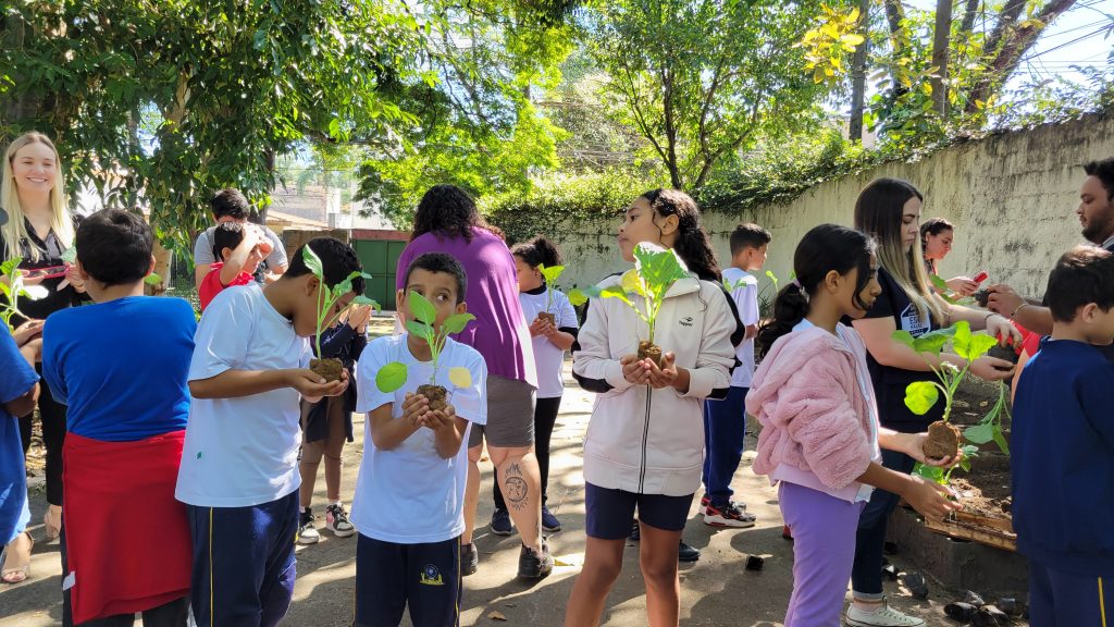 Grupo FAMBRAS se une a escola de São Paulo para plantio de mudas em celebração ao Dia Mundial da Terra